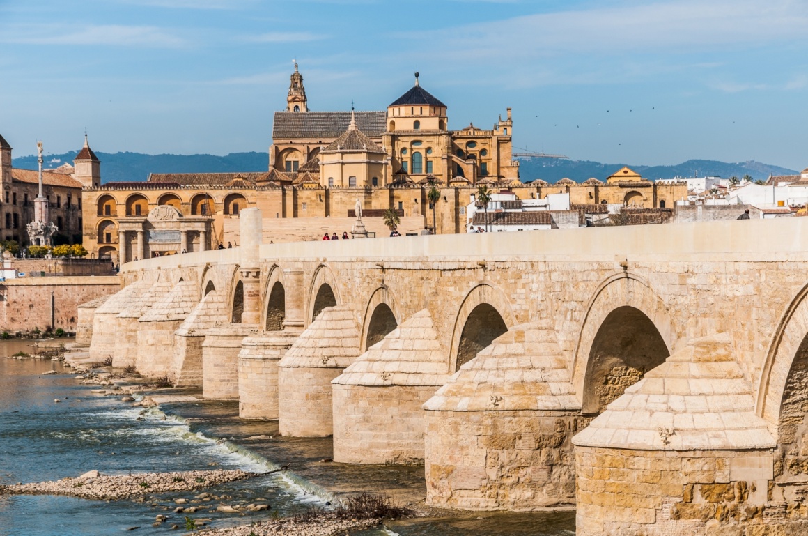 'View of Great Mosque of Cordoba across famous Roman Bridge' - Andalusien
