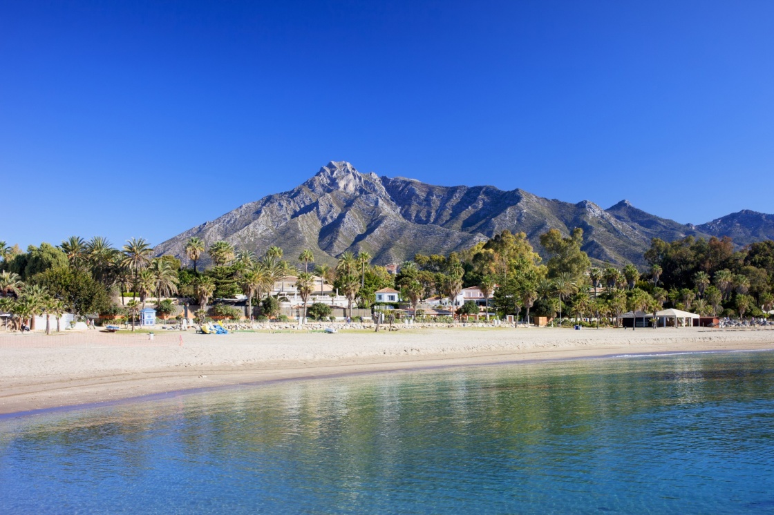 'Marbella sandy beach, summer holiday scenery by the Mediterranean Sea in Spain, Andalusia region, Costa del Sol, Malaga province.' - Andalusien