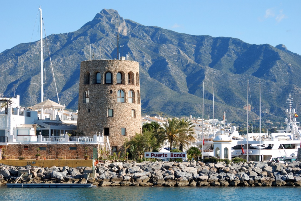 'Harbour entrance with the watchtower to the left and La Concha mountain to the rear, Puerto Banus, Marbella, Costa del Sol, Malaga Province, Andalusia, Spain, Western Europe.' - Andalusien